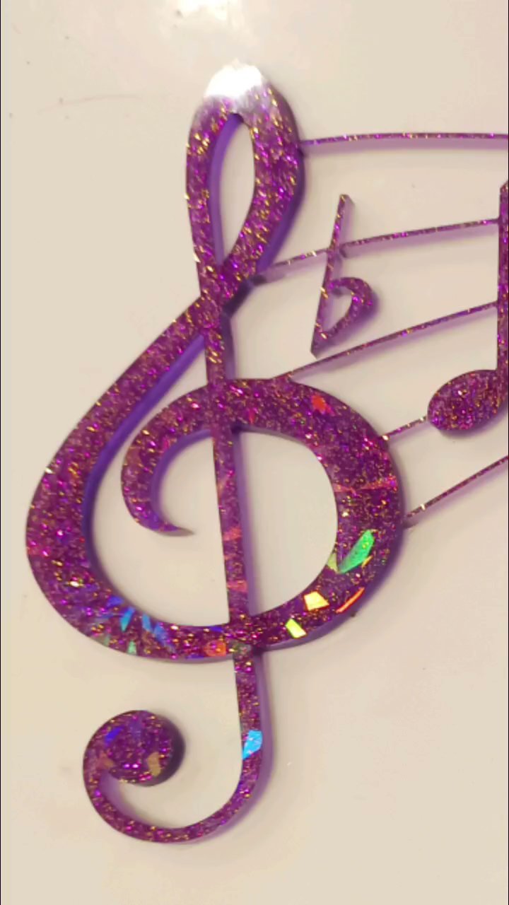 Partition en clé de sol violette et paillettes violettes et dorées en résine époxy artisanale, pièce unique, handmade in France, personnalisable – Image 3