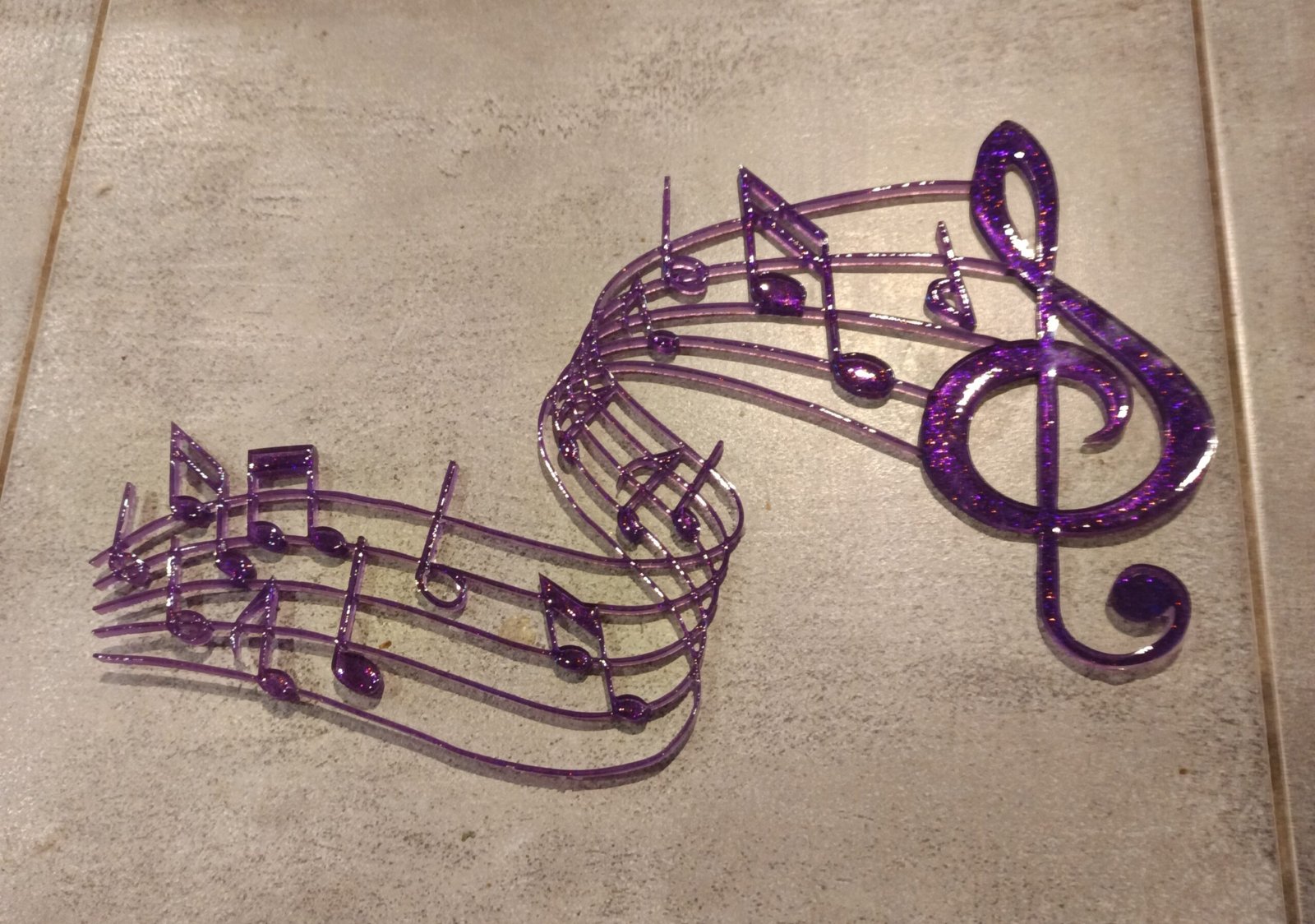 Partition en clé de sol violette et paillettes violettes et dorées en résine époxy artisanale, pièce unique, handmade in France, personnalisable – Image 8