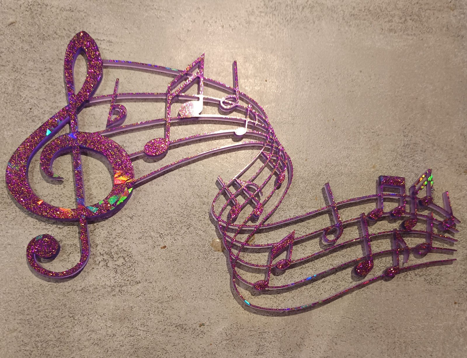 Partition en clé de sol violette et paillettes violettes et dorées en résine époxy artisanale, pièce unique, handmade in France, personnalisable – Image 9