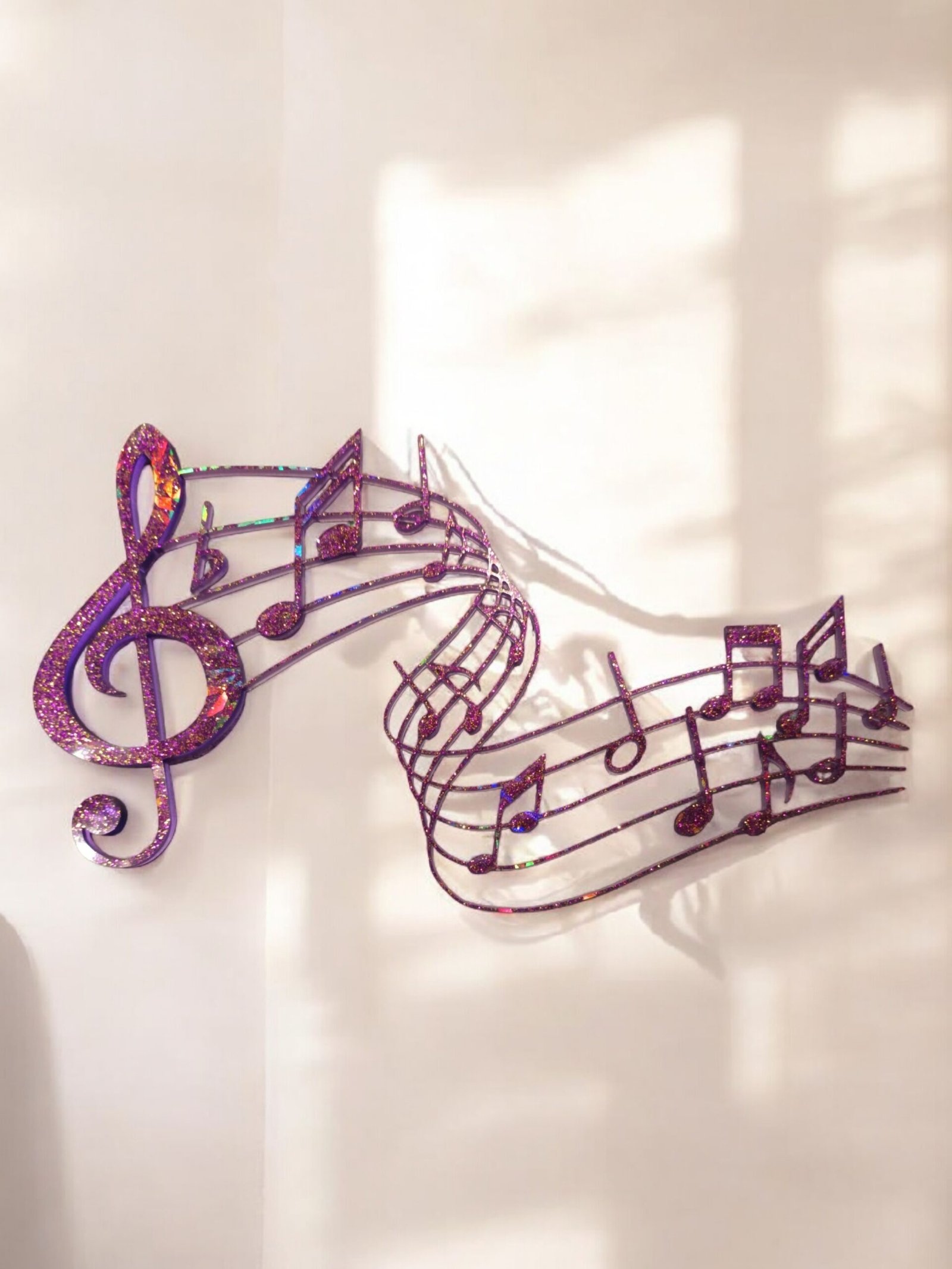 Partition en clé de sol violette et paillettes violettes et dorées en résine époxy artisanale, pièce unique, handmade in France, personnalisable – Image 2
