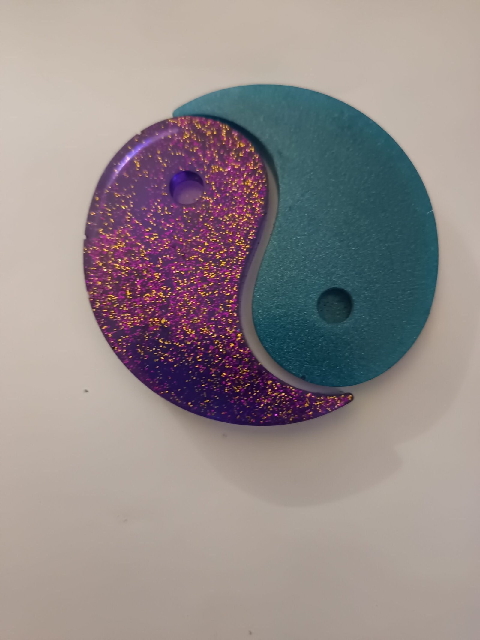 Création du Yin et du Yang séparée en deux pièces l'une violette et l'autre turquoise en résine époxy haut de gamme EPODEX – Image 4
