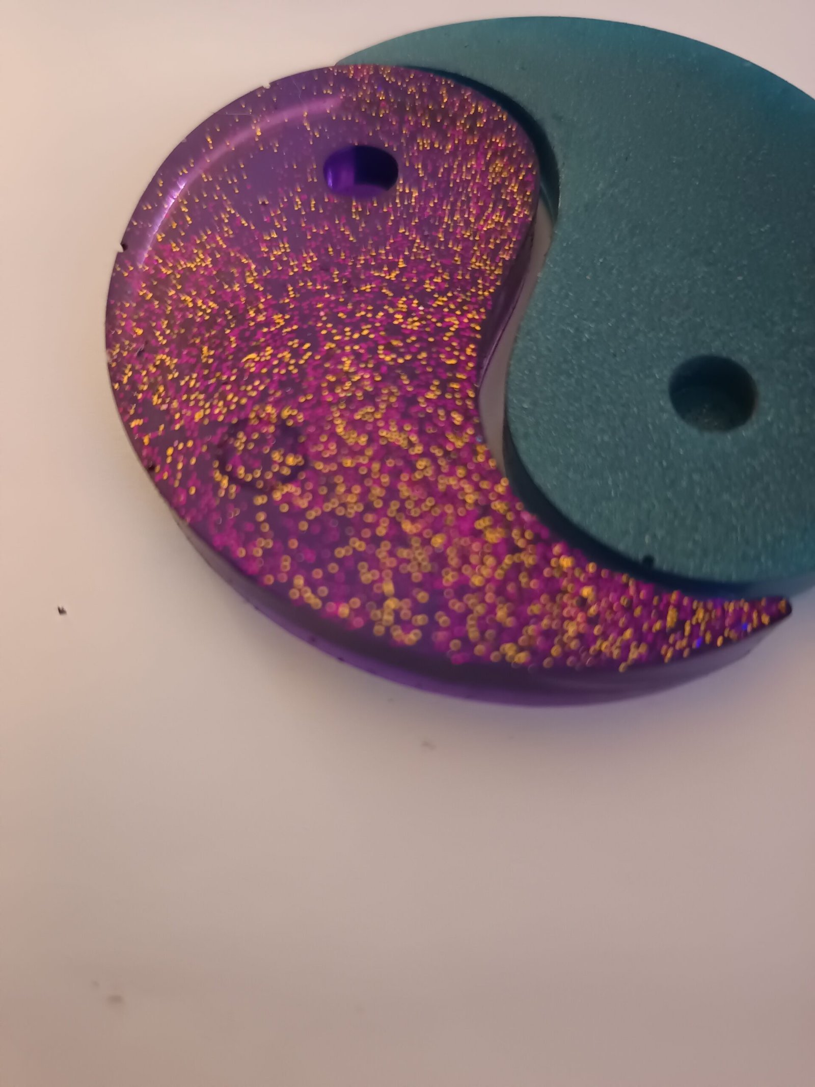 Création du Yin et du Yang séparée en deux pièces l'une violette et l'autre turquoise en résine époxy haut de gamme EPODEX – Image 5