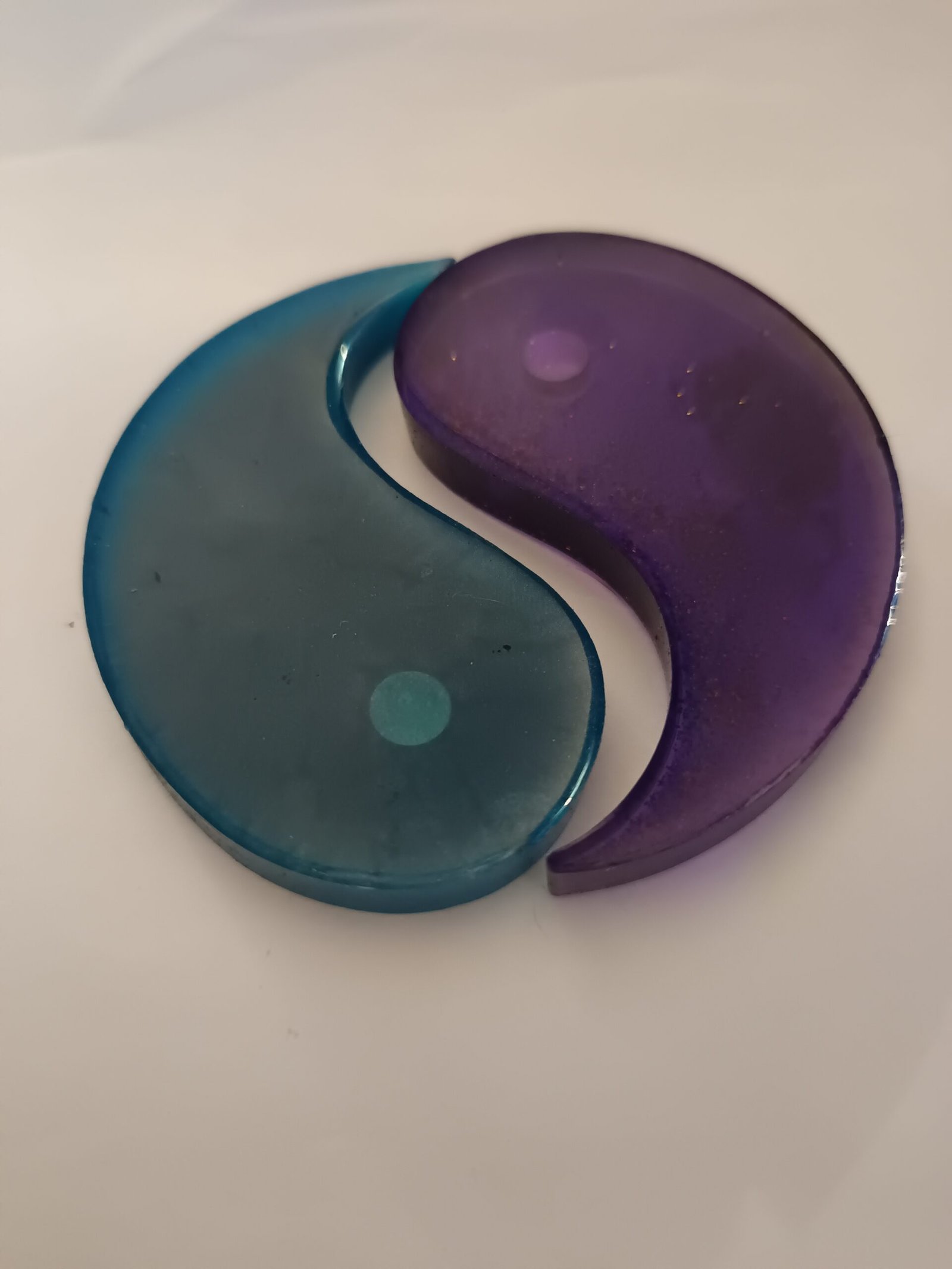 Création du Yin et du Yang séparée en deux pièces l'une violette et l'autre turquoise en résine époxy haut de gamme EPODEX – Image 6