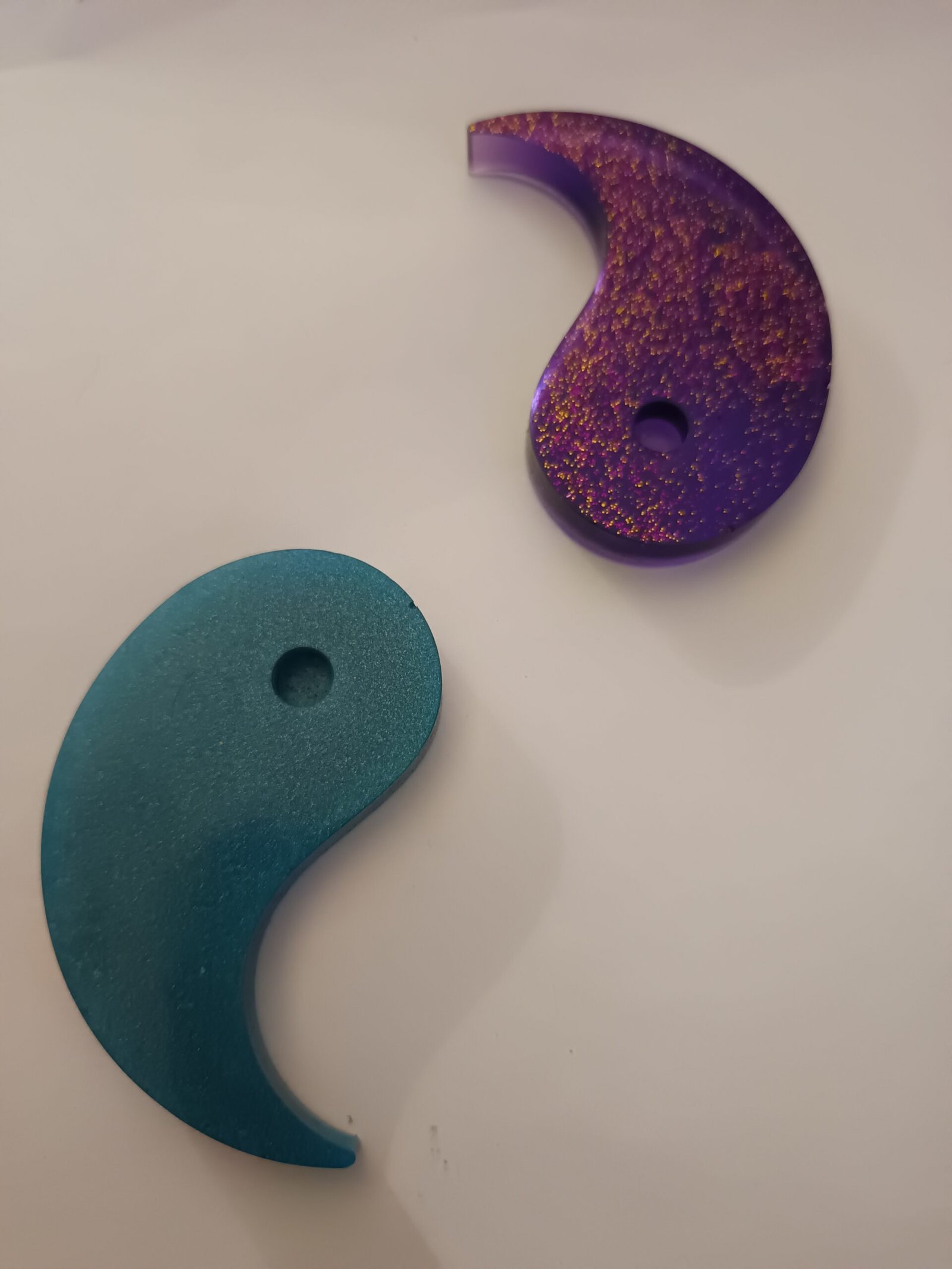 Création du Yin et du Yang séparée en deux pièces l'une violette et l'autre turquoise en résine époxy haut de gamme EPODEX – Image 7