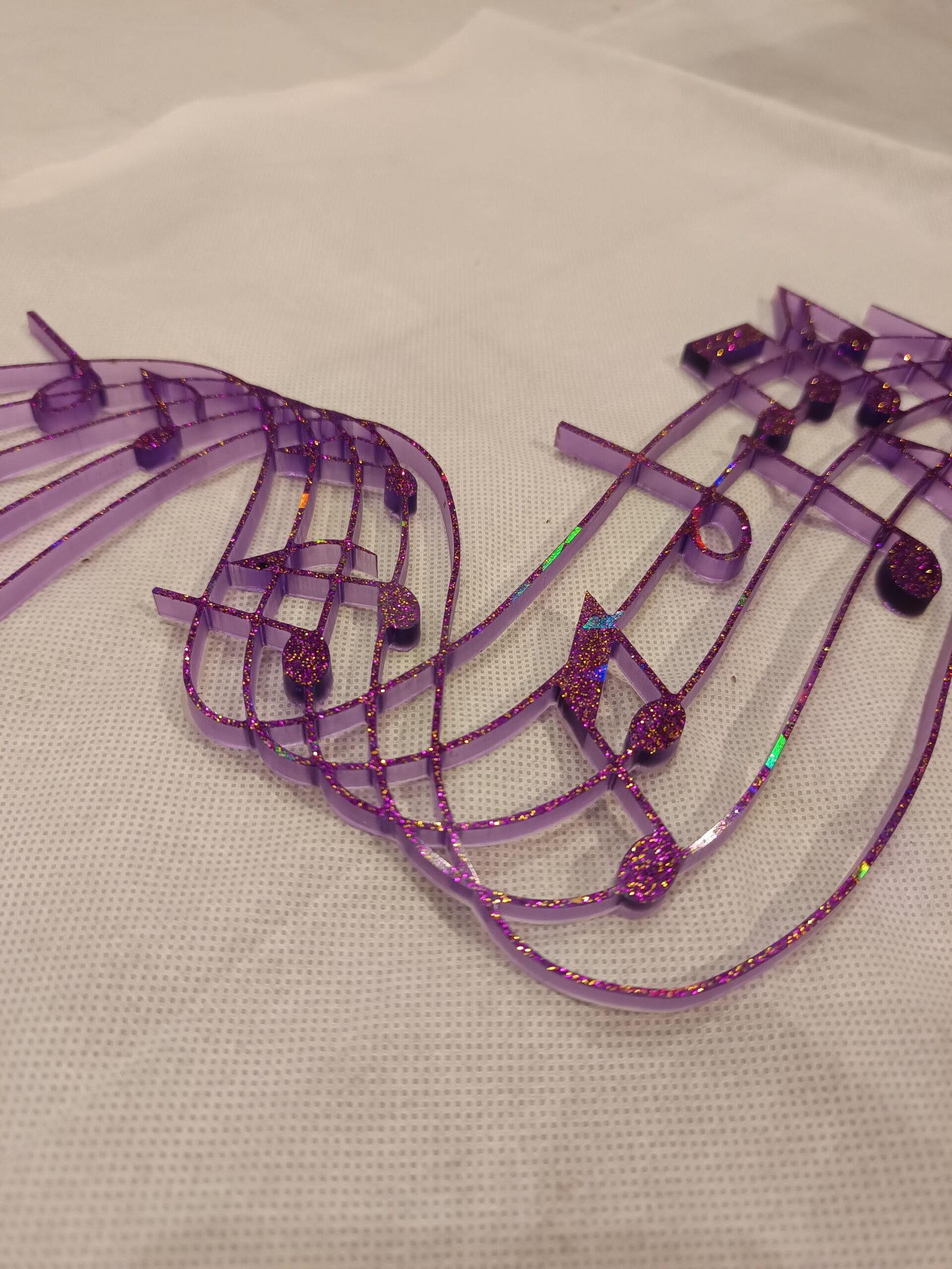 Partition en clé de sol violette et paillettes violettes et dorées en résine époxy artisanale, pièce unique, handmade in France, personnalisable – Image 5