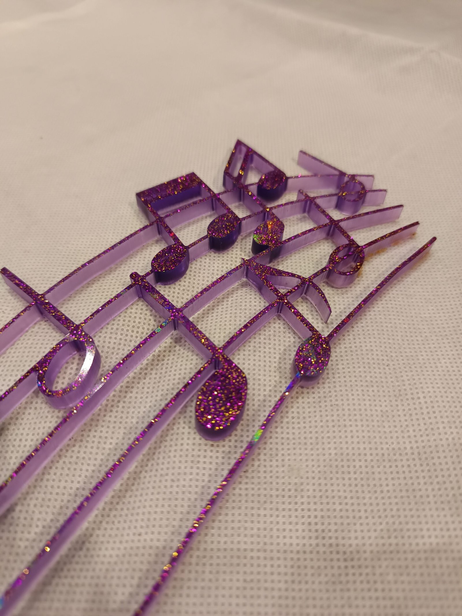 Partition en clé de sol violette et paillettes violettes et dorées en résine époxy artisanale, pièce unique, handmade in France, personnalisable – Image 6