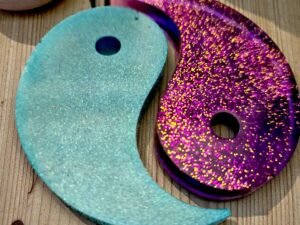 Création du Yin et du Yang séparée en deux pièces l'une violette et l'autre turquoise en résine époxy haut de gamme EPODEX