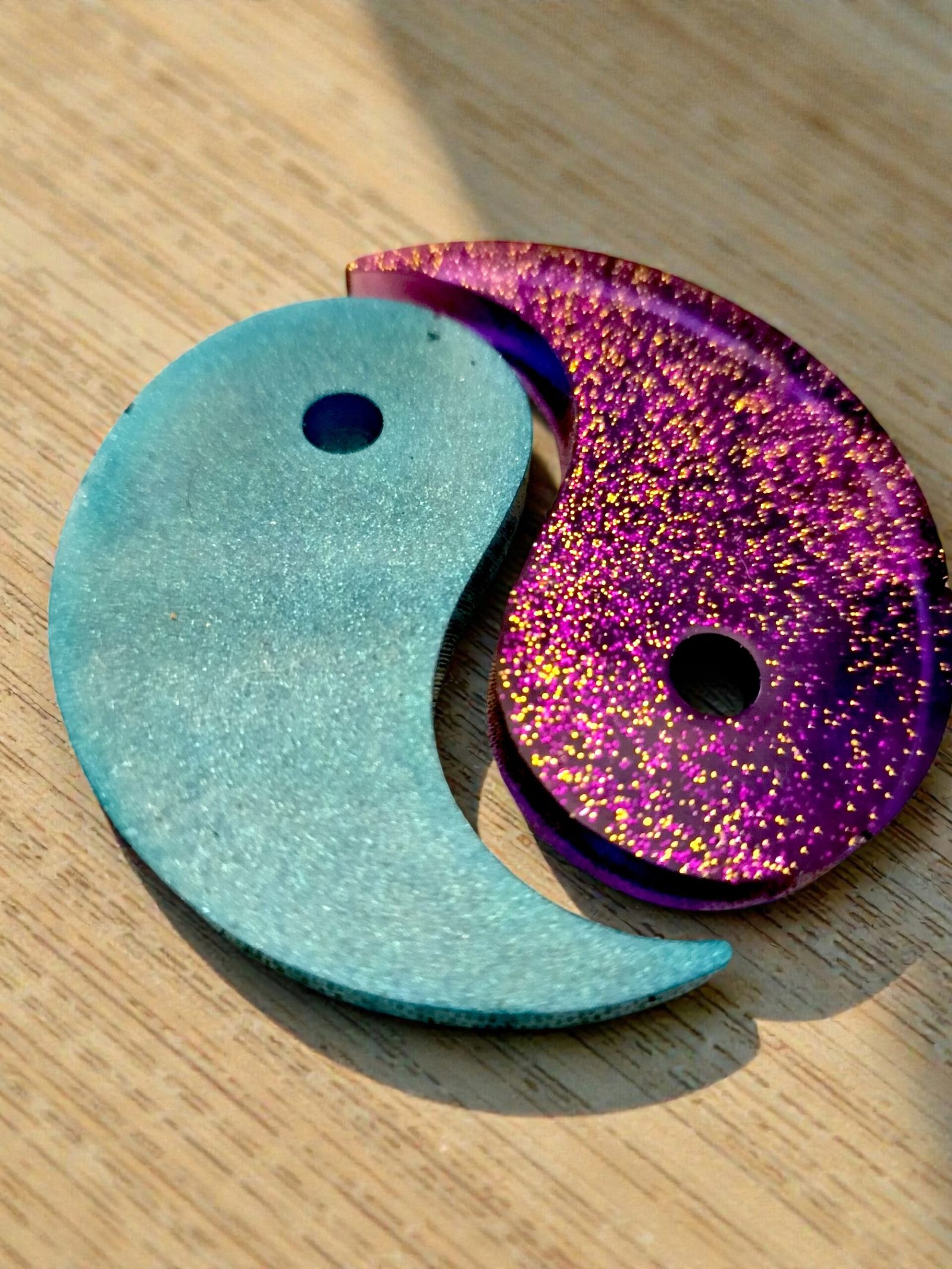 Création du Yin et du Yang séparée en deux pièces l'une violette et l'autre turquoise en résine époxy haut de gamme EPODEX – Image 2