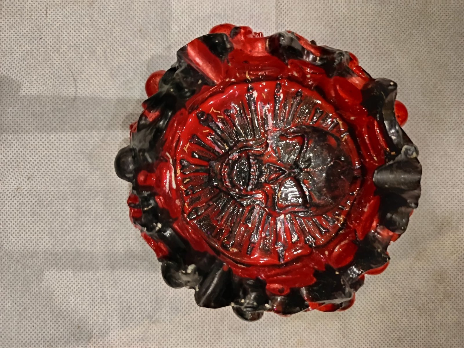 Cendrier gothique circulaire noir et rouge agrémenté de crânes en pourtour et au centre du cendrier – Image 3