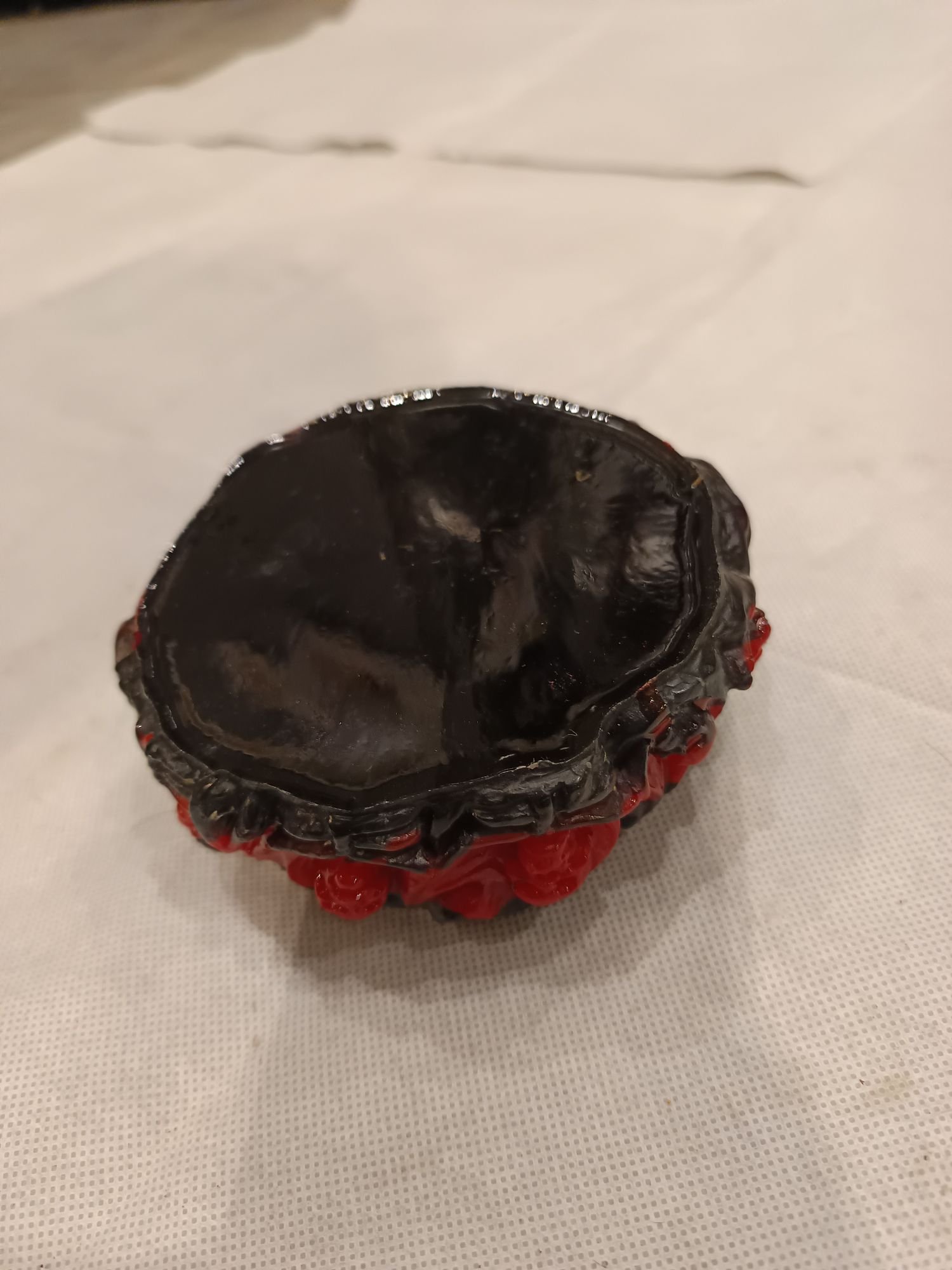 Cendrier gothique circulaire noir et rouge agrémenté de crânes en pourtour et au centre du cendrier – Image 4