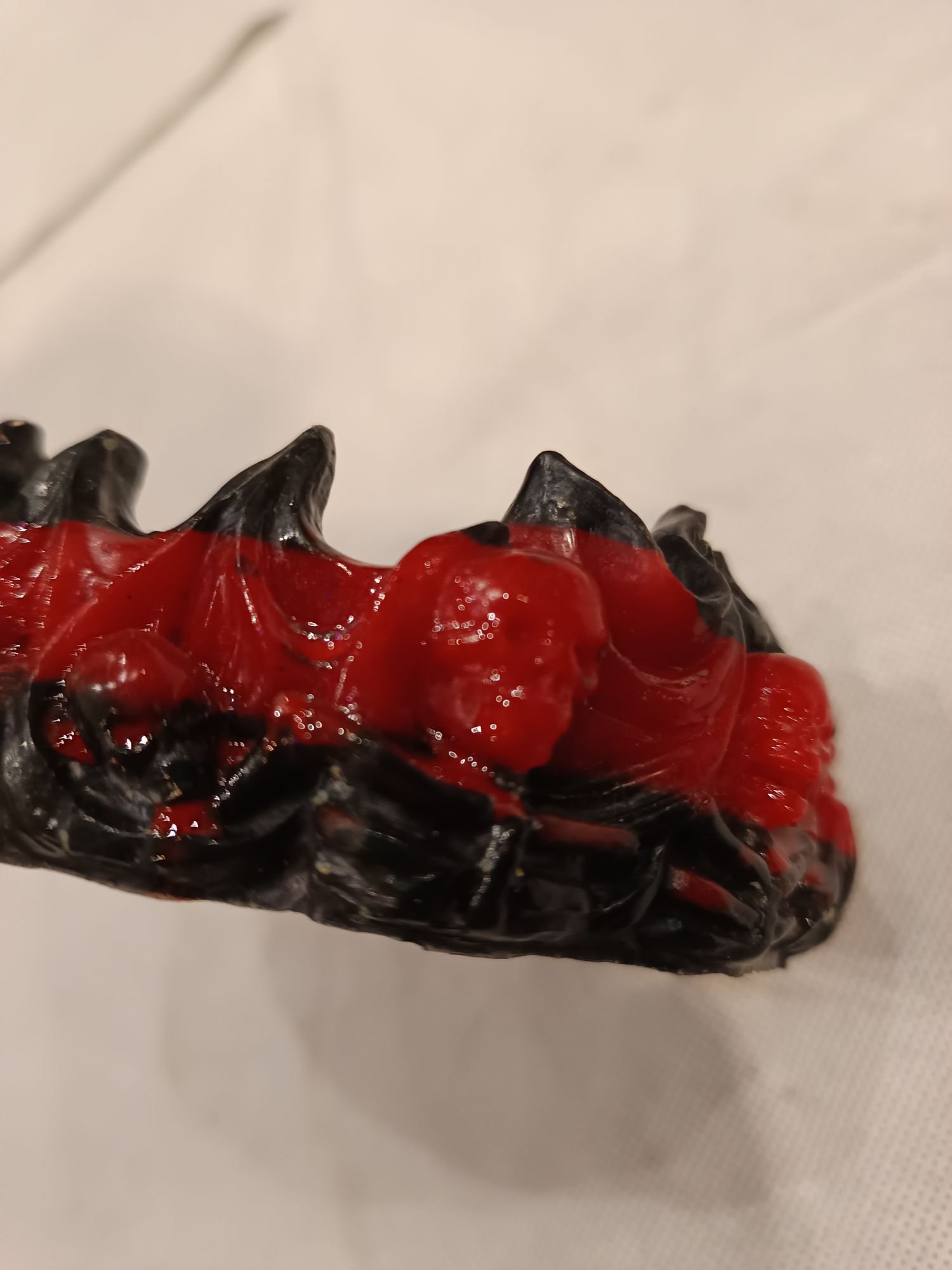 Cendrier gothique circulaire noir et rouge agrémenté de crânes en pourtour et au centre du cendrier – Image 6