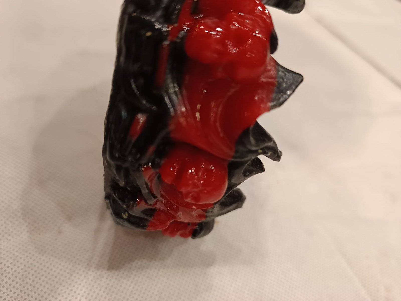 Cendrier gothique circulaire noir et rouge agrémenté de crânes en pourtour et au centre du cendrier – Image 7