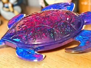 Tortue de mer de couleur galaxie bleu, violet, rose en résine époxy artisanale haut de gamme