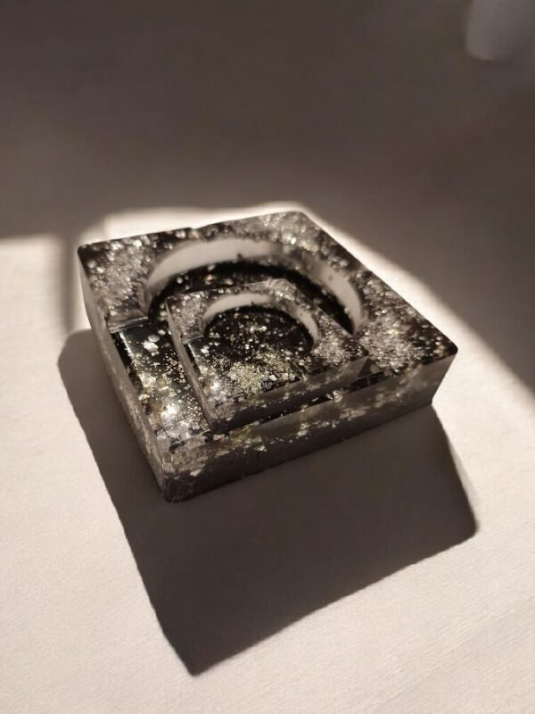 Cendrier carré noir et transparent avec paillettes argentées en résine époxy artisanale haut de gamme EPODEX
