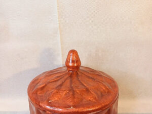 Boîte ronde double étage de couleur cuivrée se reflétant de manière authentique exposée à la lumière🌈 en résine époxy haut de gamme artisanale, unique, fait main👐 en Bretagne🌊