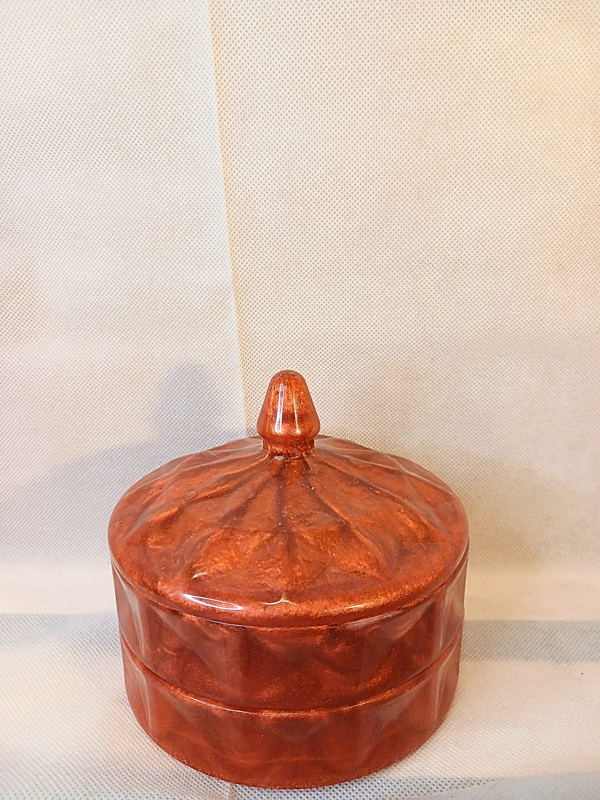 Boîte ronde double étage de couleur cuivrée se reflétant de manière authentique exposée à la lumière🌈 en résine époxy haut de gamme artisanale, unique, fait main👐 en Bretagne🌊