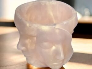 Pot à ustensiles design – Résine époxy premium, relief visages, finition métallisée rose pâle