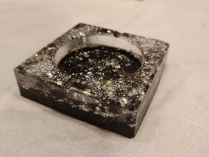 Cendrier noir et transparence avec paillettes argentées en résine époxy artisanales, uniques, personnalisables crée en France, en Bretagne