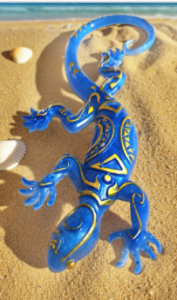 Salamandre bleu roi et doré sur sable