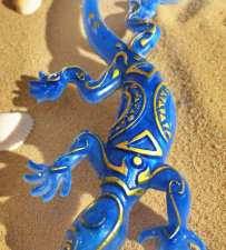 Salamandre bleu roi et relief doré en résine époxy artisanale