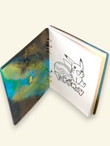 Carnet pikachu A6 fond jaune pastel vue en haut devant-Photoroom