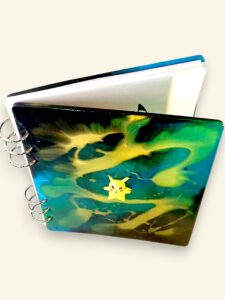 Carnet pikachu vu d'en haut fond pastel jaune-Photoroom