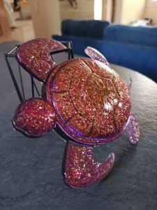 Tortue rose, violet et pailllettes dorées et roses